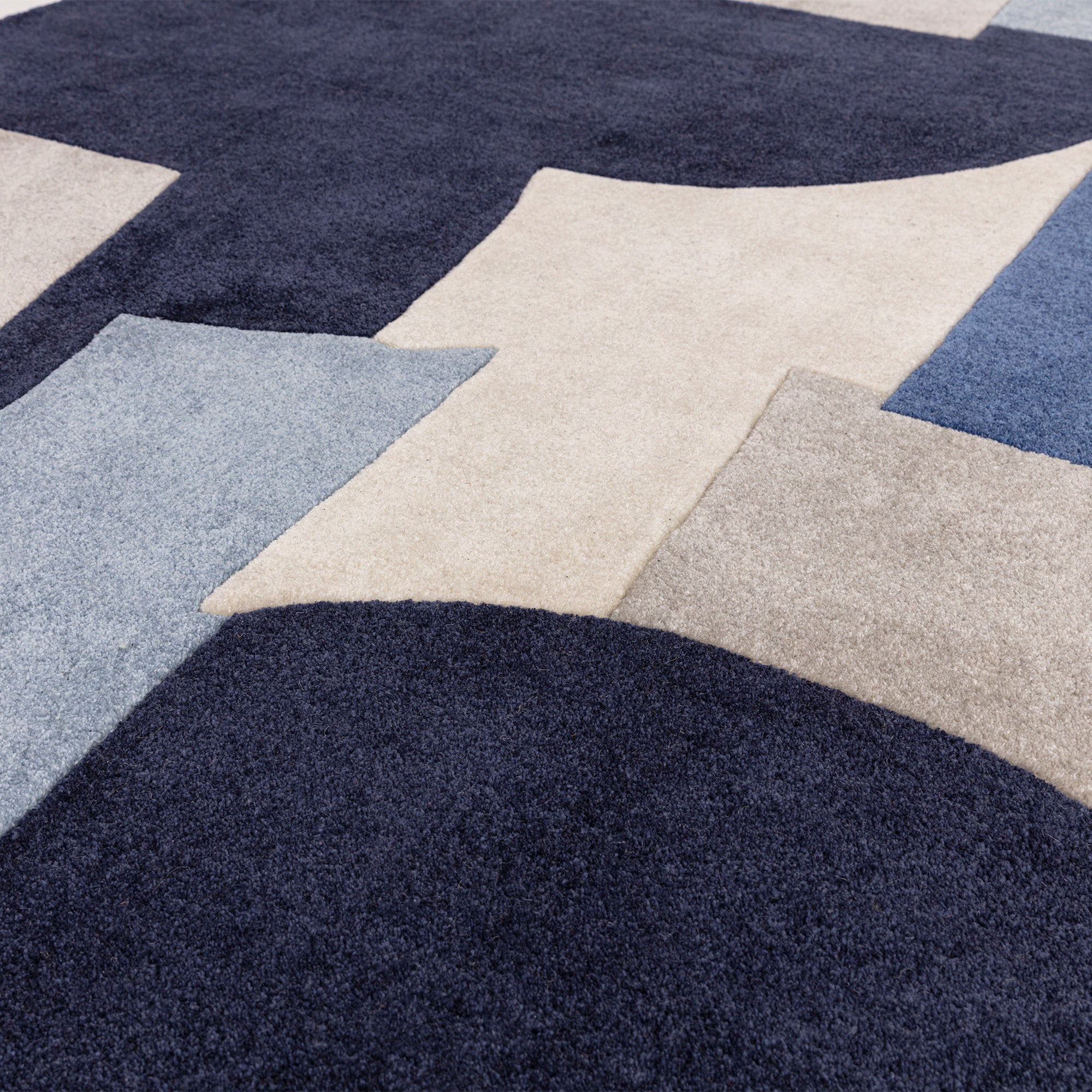 Multicolour rug with abstract pattern in blue, grey, and cream tones