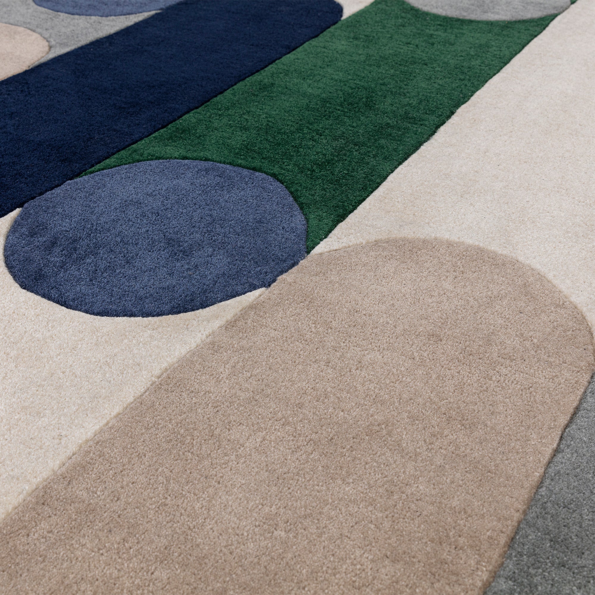 Multicolour retro rug with linear and circle pattern