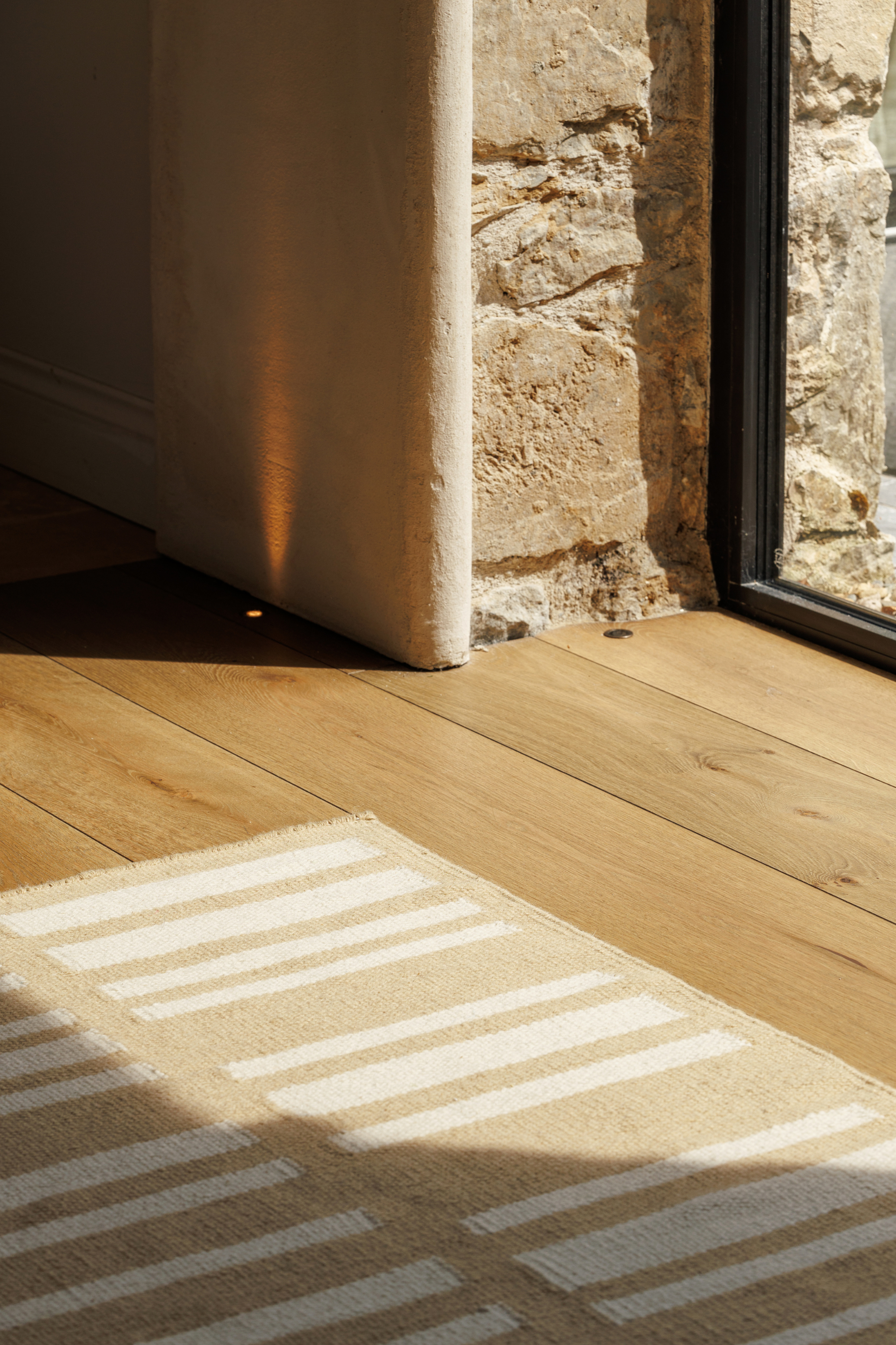beige and straw toned wool and cotton rug featuring an irregular linear pattern