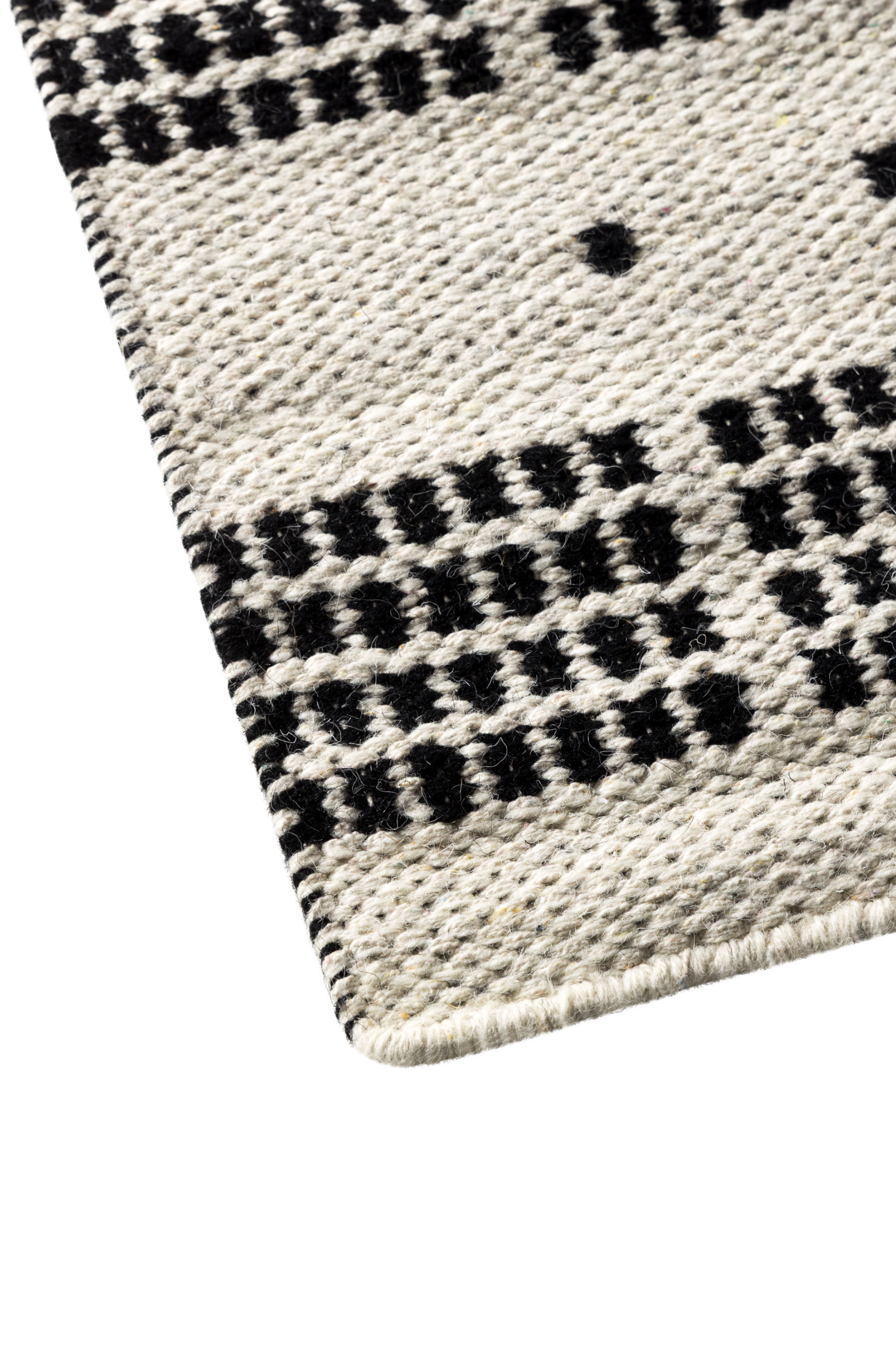 White wool and cotton rug with a black geometric pattern inspired by the Manhattan skyline at night