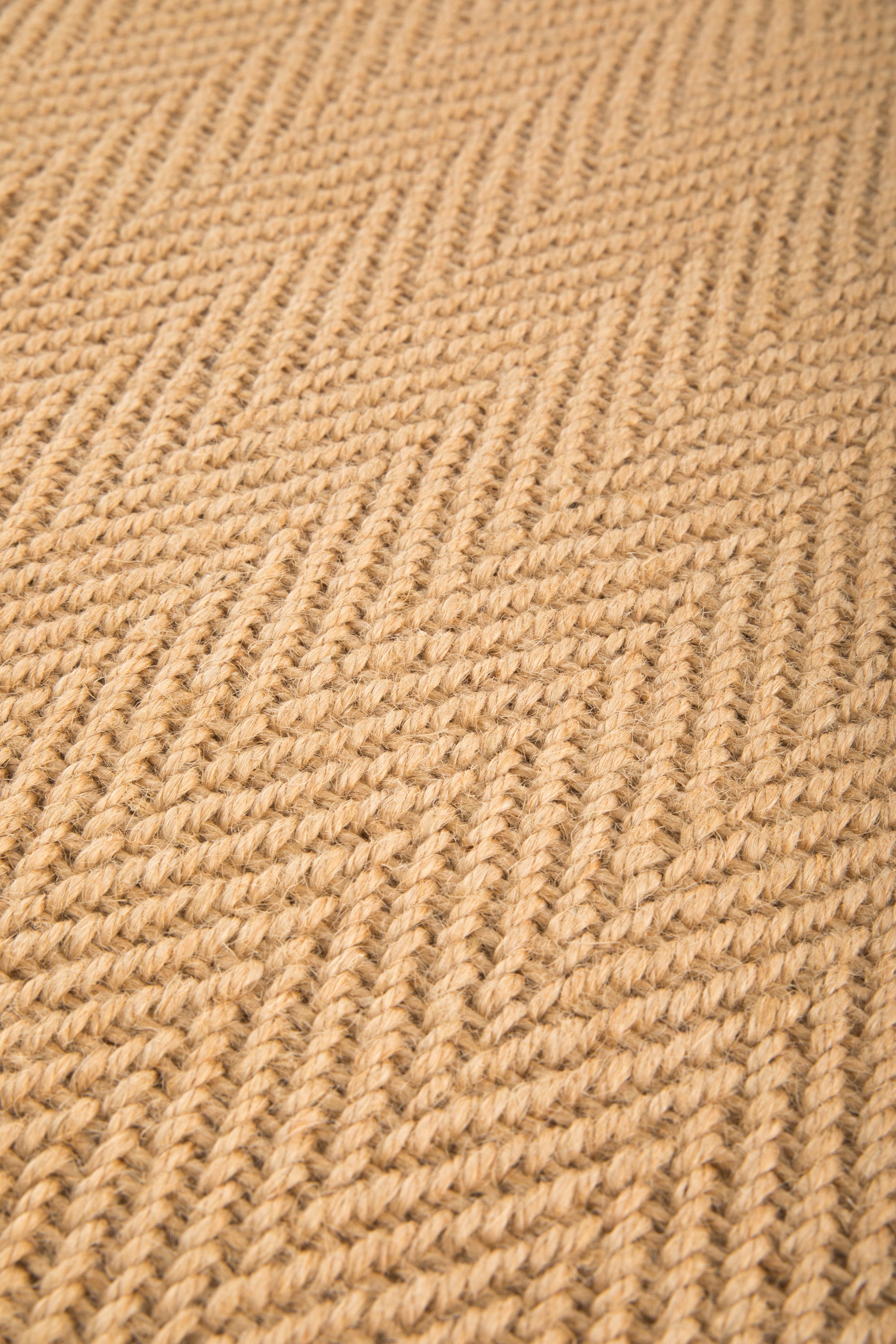 Sisal rug with herringbone pattern and beige linen border