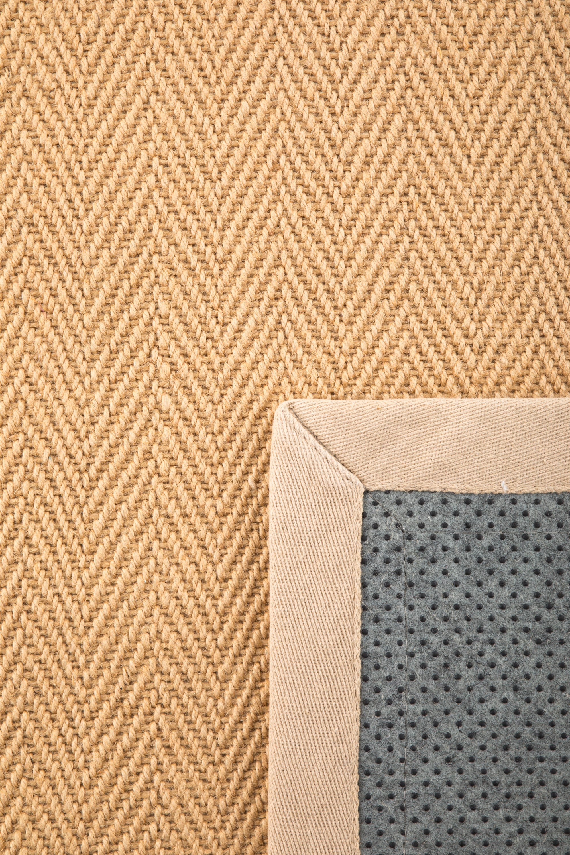 Sisal rug with herringbone pattern and beige linen border