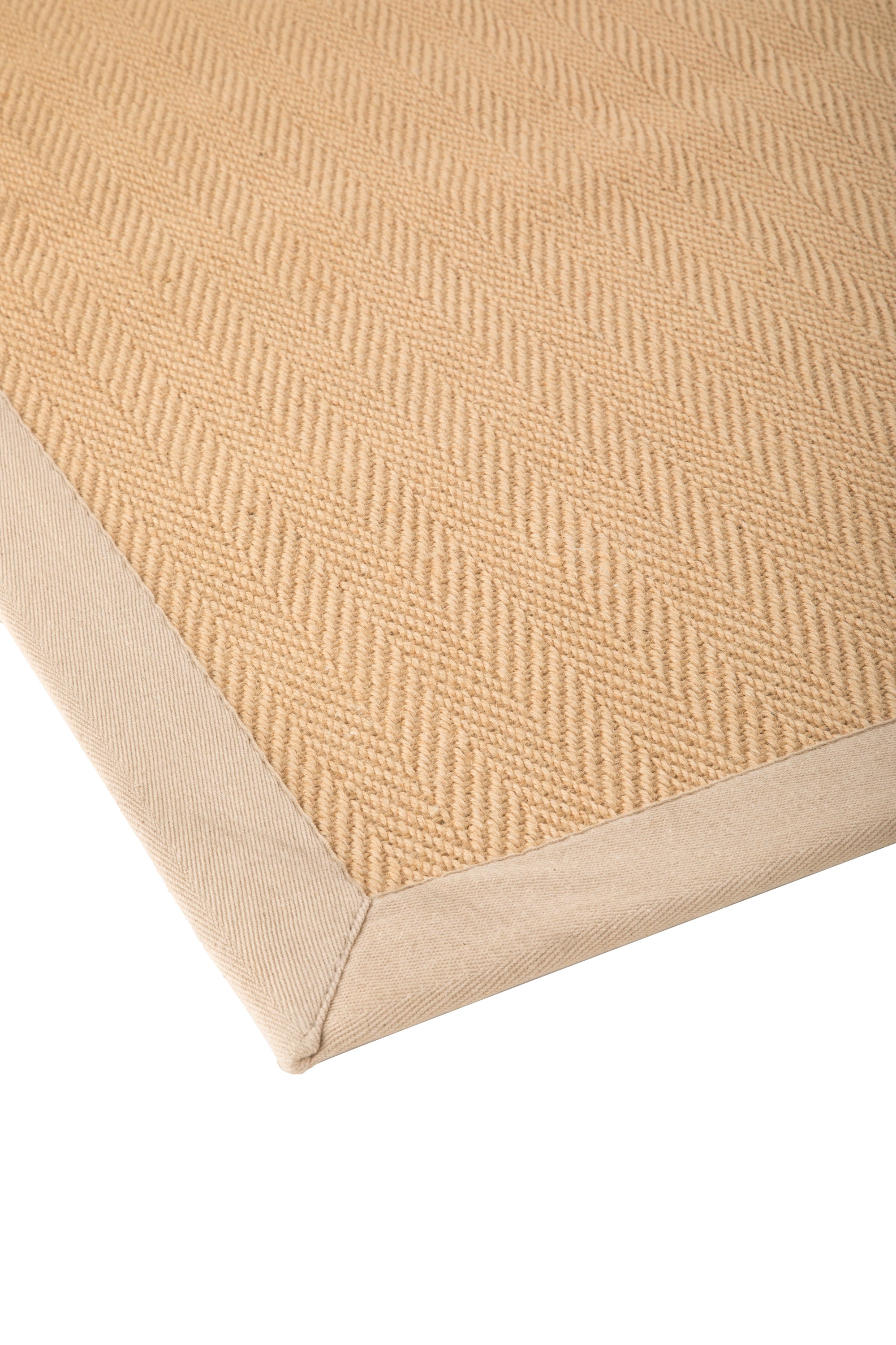 Sisal rug with herringbone pattern and beige linen border