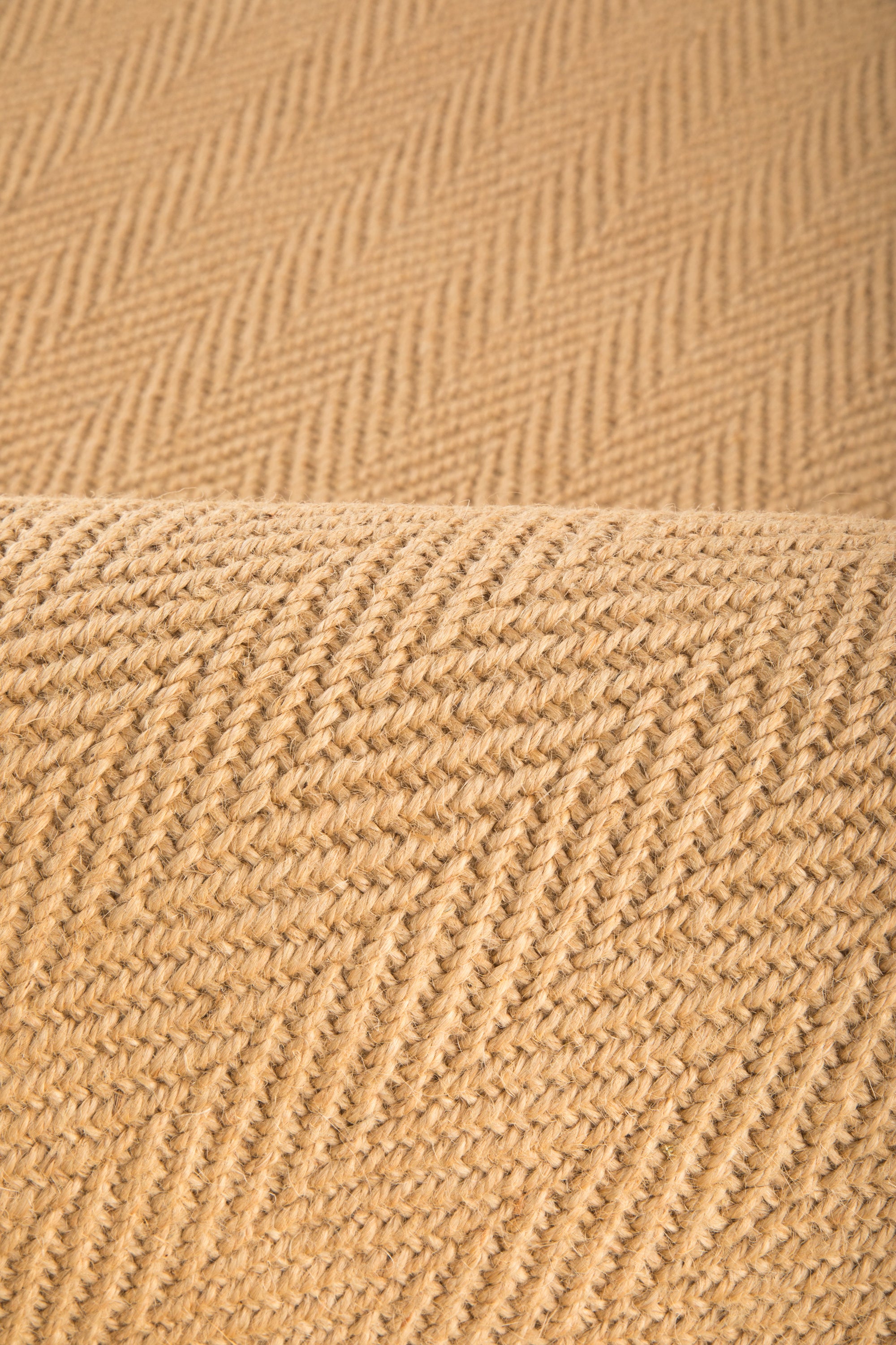 Sisal rug with herringbone pattern and beige linen border