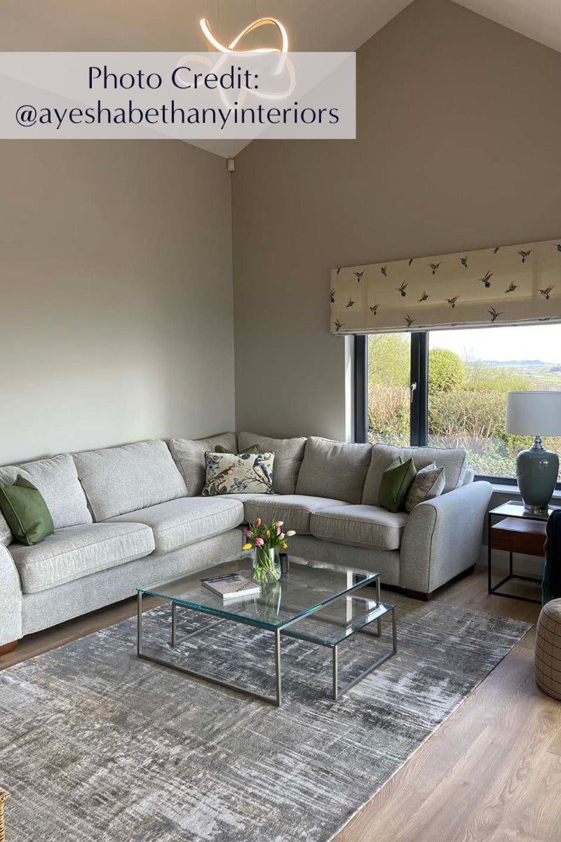 Flatweave rug with abstract stripe pattern in grey