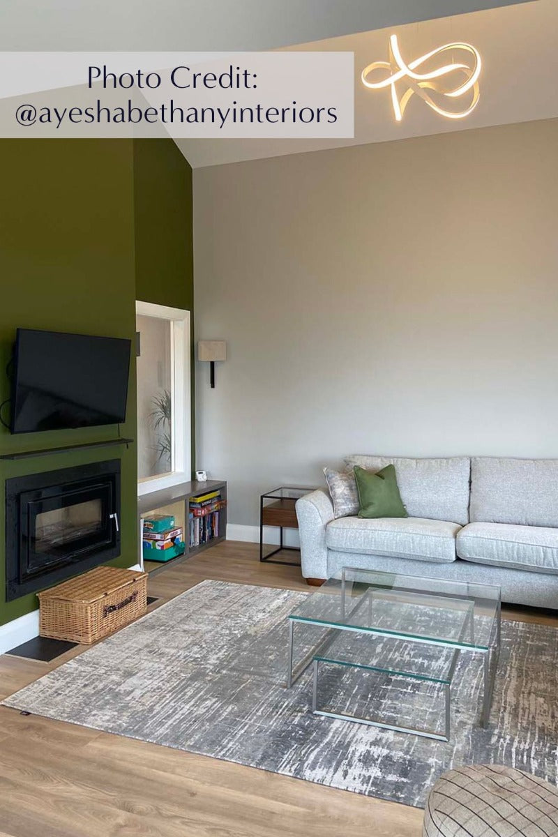 Flatweave rug with abstract stripe pattern in grey