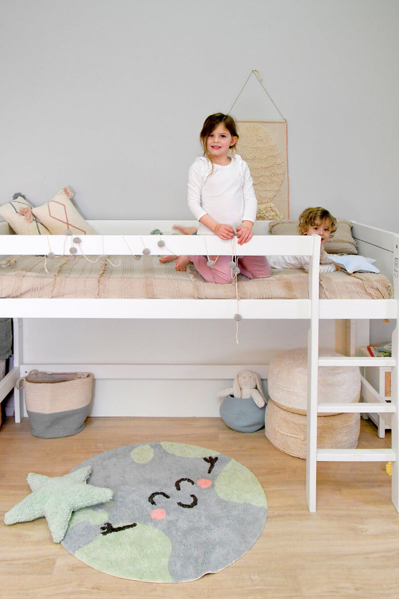 cotton tufted round rug shaped as a smiling globe