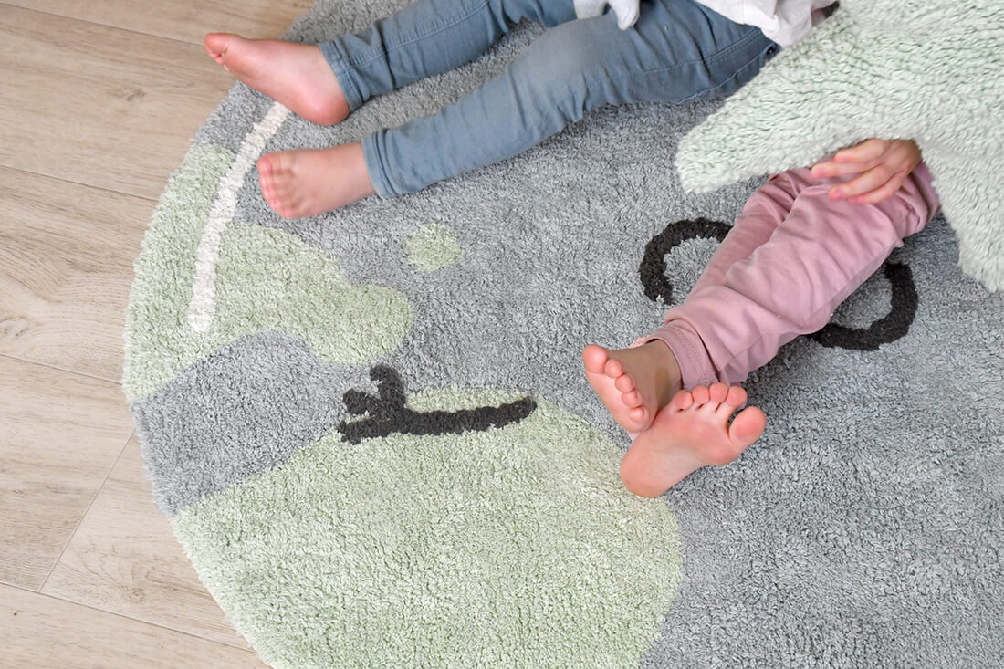 cotton tufted round rug shaped as a smiling globe