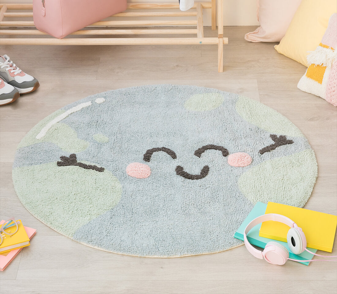 cotton tufted round rug shaped as a smiling globe