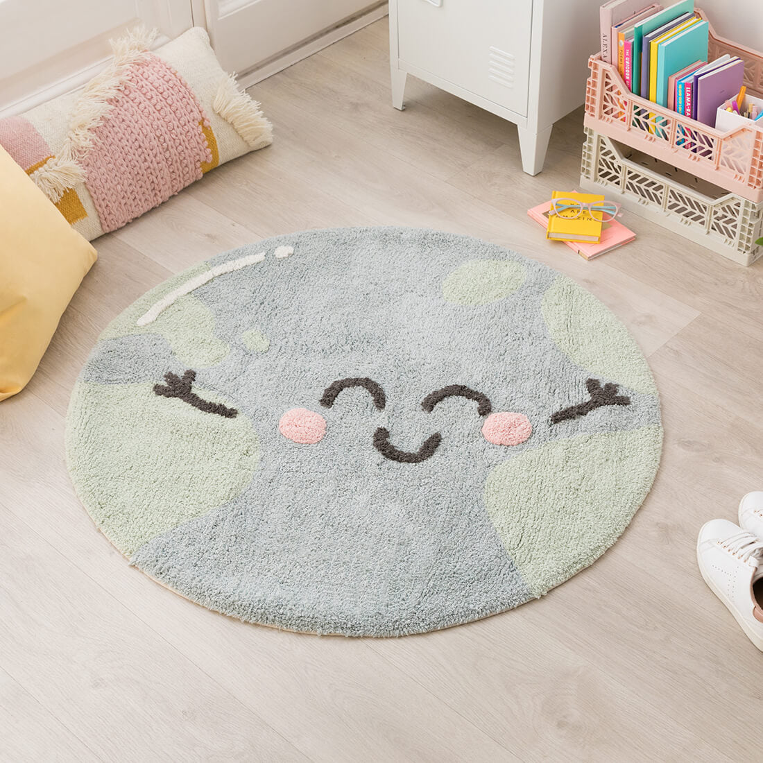cotton tufted round rug shaped as a smiling globe