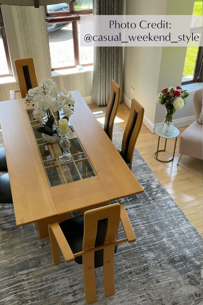 Flatweave rug with abstract stripe pattern in grey