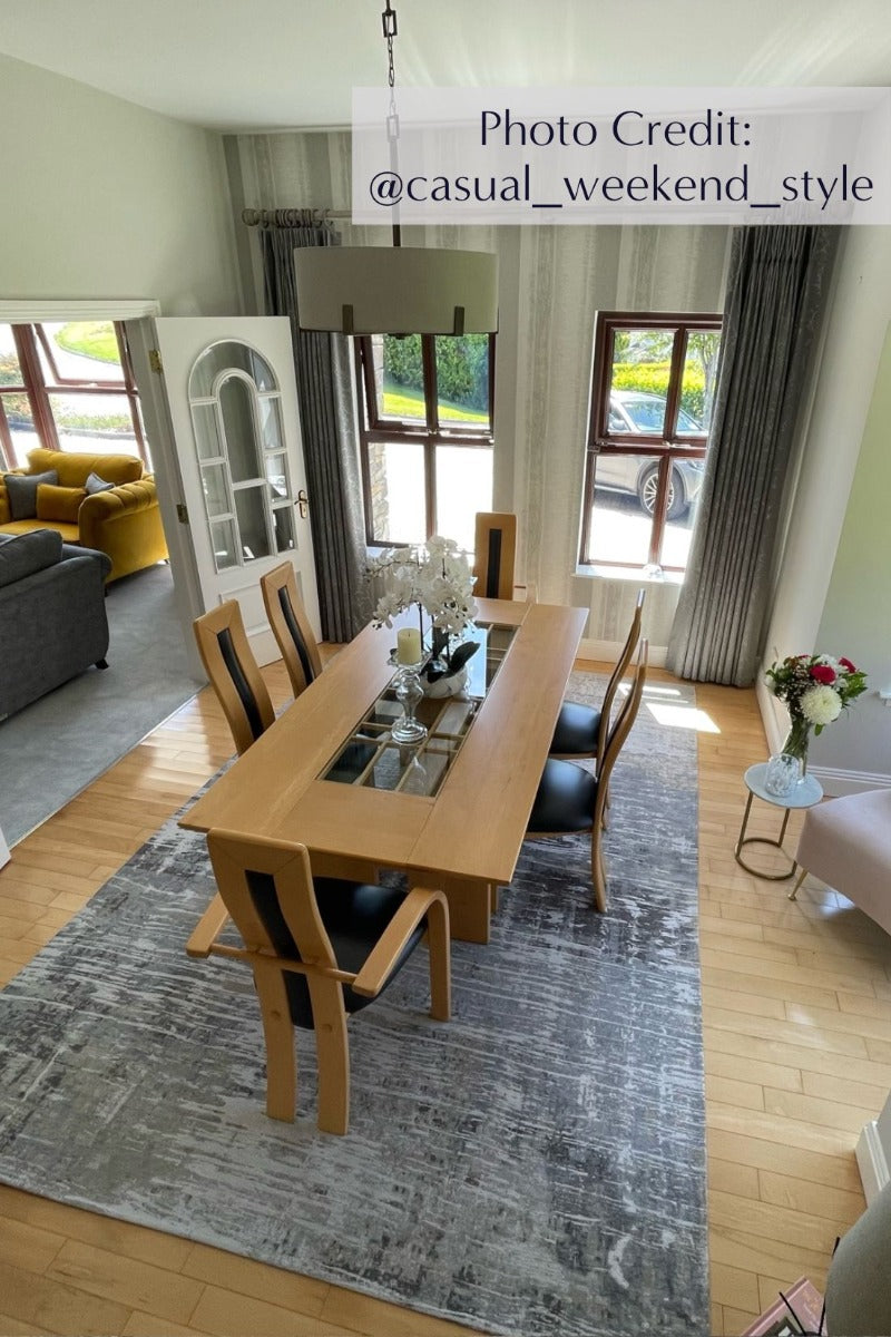 Flatweave rug with abstract stripe pattern in grey