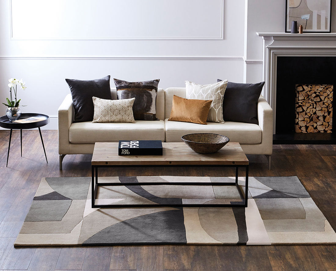 Harlequin rug with a grey abstract-geometric pattern