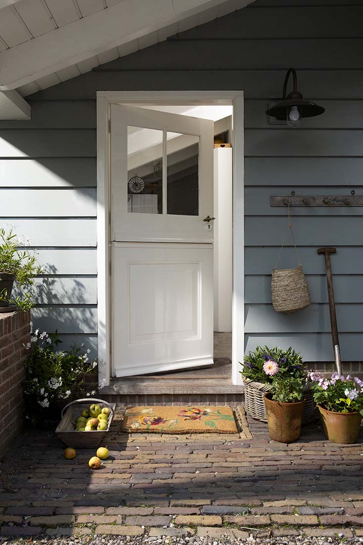 Coir doormat with multicolour tulip pattern