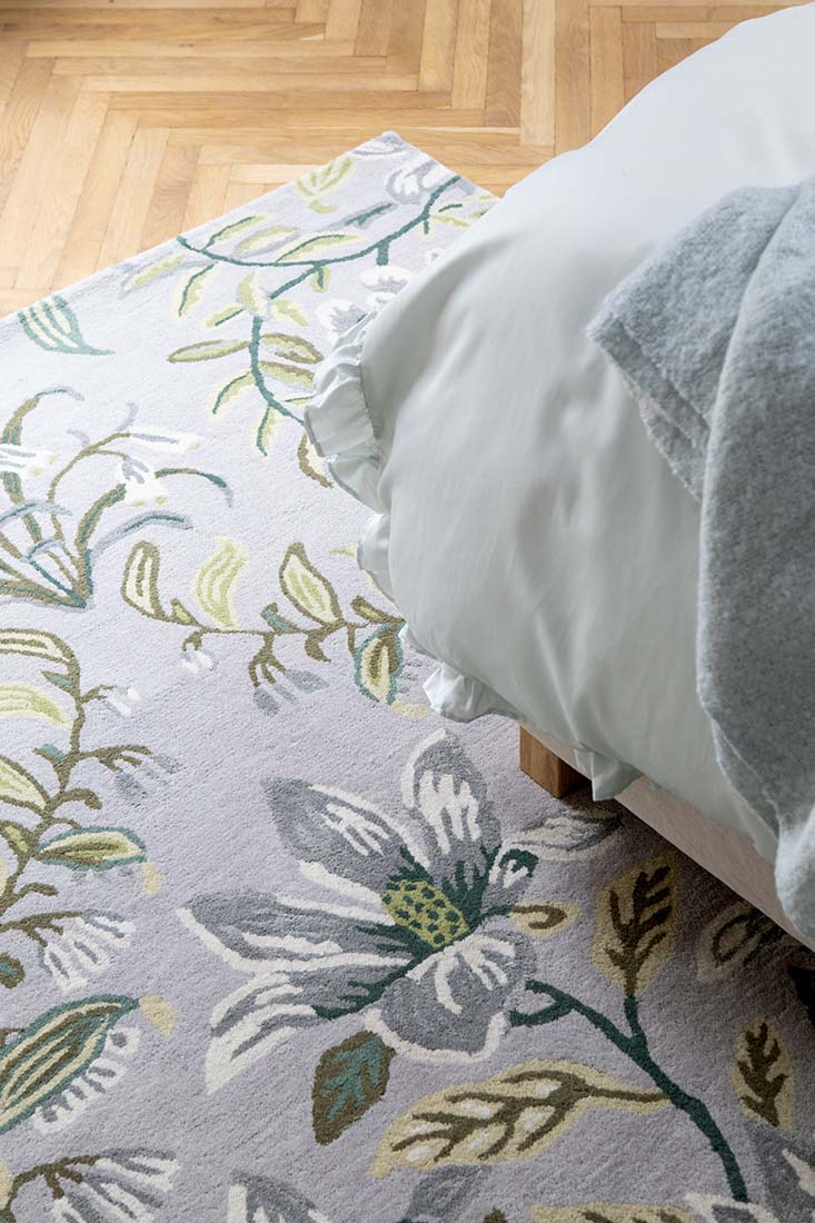 Grey wool and viscose rug with floral design
