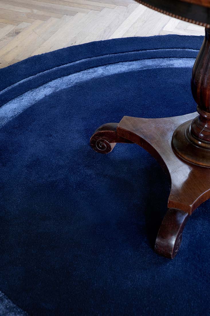 Plain blue wool and viscose circular rug