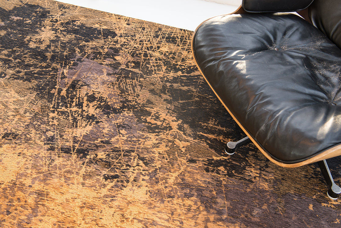 Flatweave rug with faded jagged abstract design in copper and charcoal