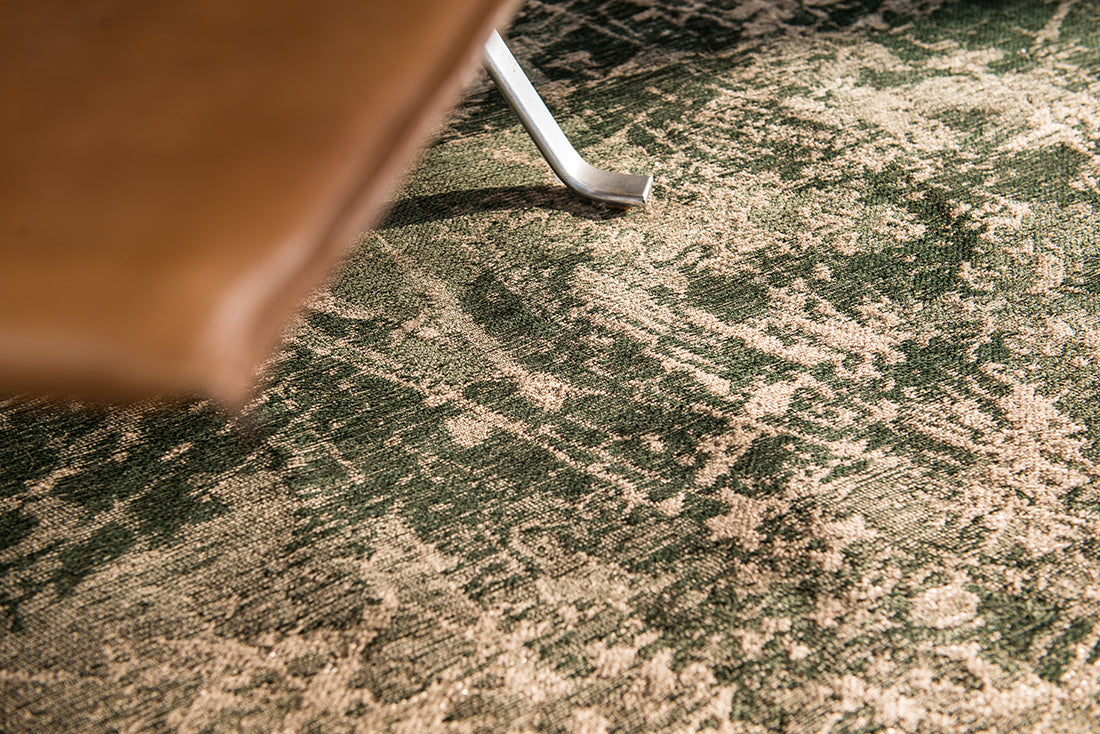 Flatweave rug with faded jagged abstract design in grey and green