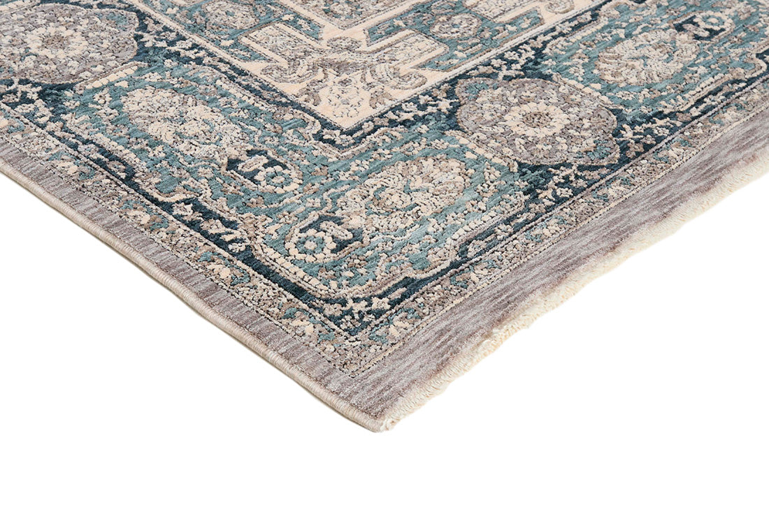 Traditional style rug with beige backing and jade patterned border design
