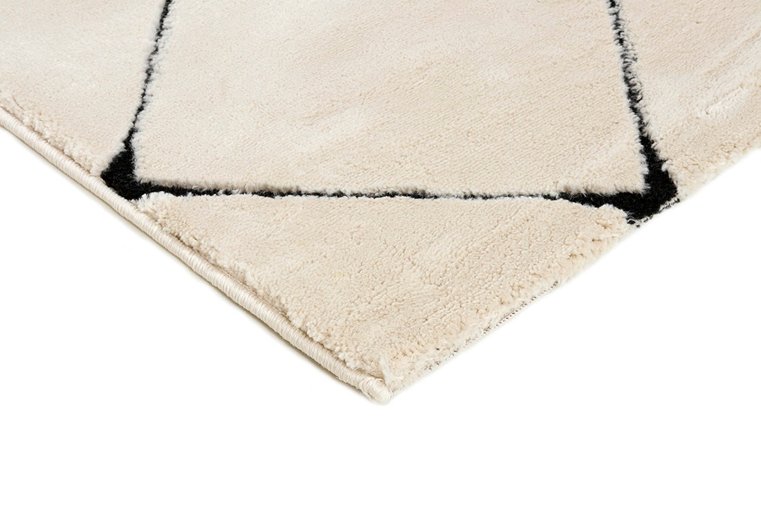 Plain cream Moroccan style rug with minimal diamond pattern
