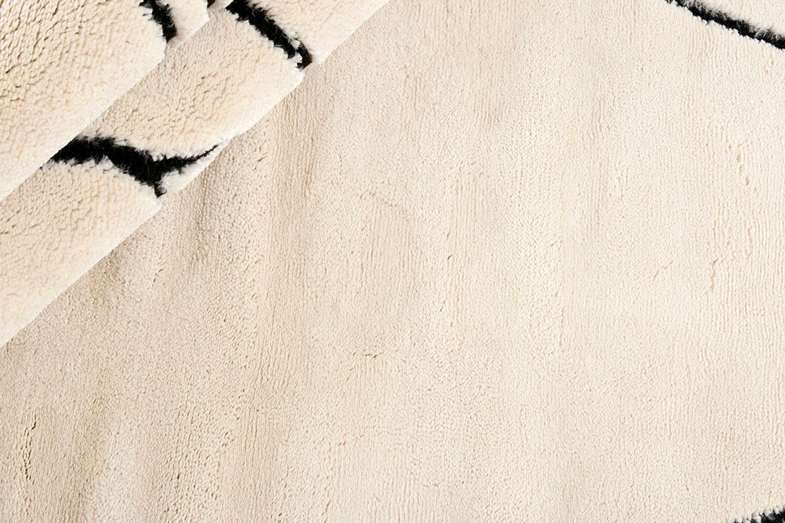 Plain cream Moroccan style rug with minimal abstract geometric pattern