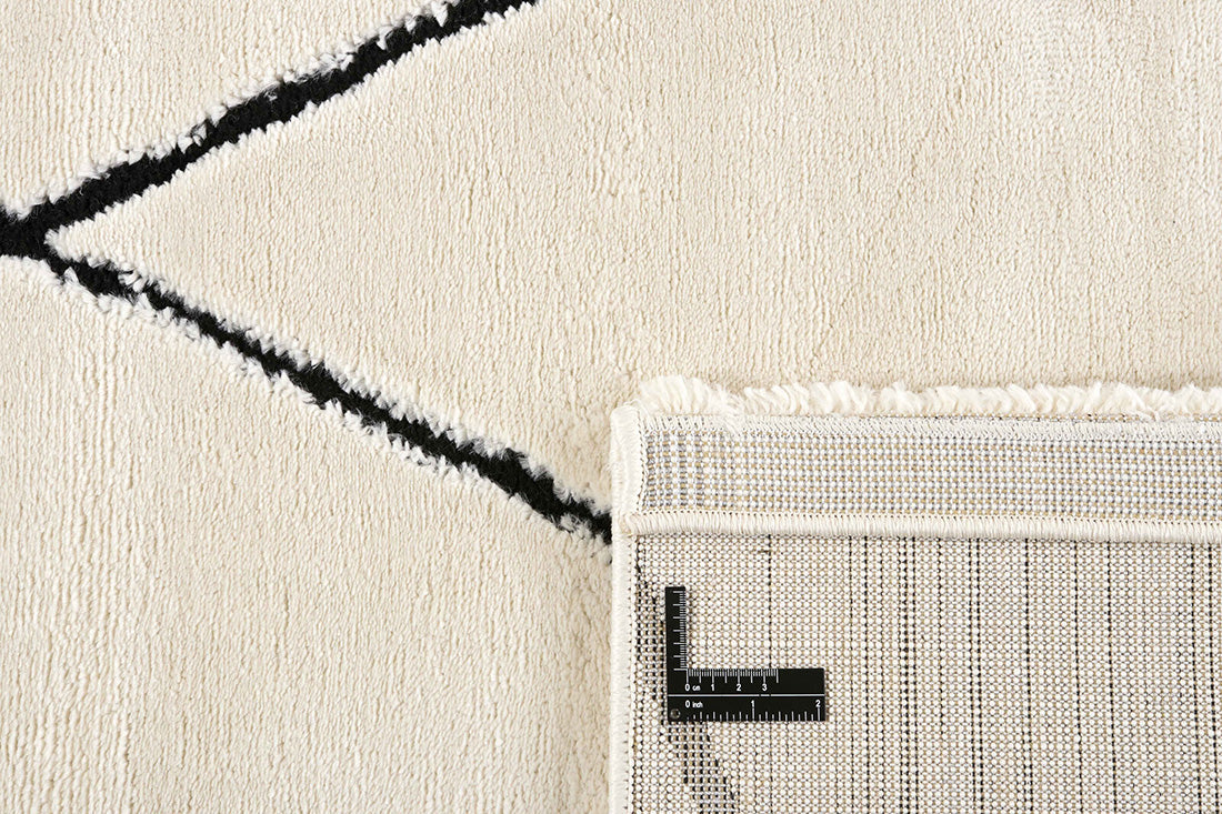 Plain cream Moroccan style rug with minimal diamond pattern