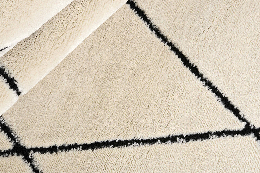Plain cream Moroccan style rug with minimal diamond pattern