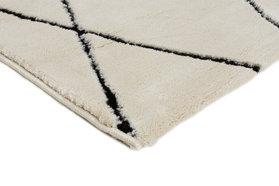 Plain cream Moroccan style rug with minimal diamond pattern