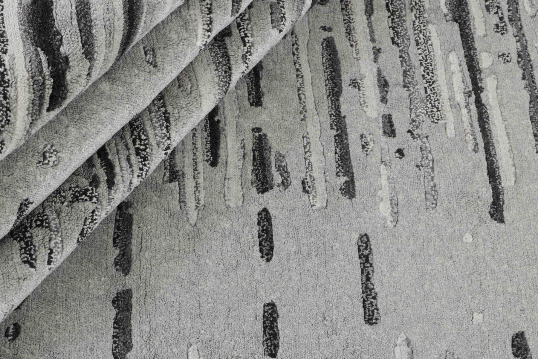 wool and viscose abstract rug in beige and grey
