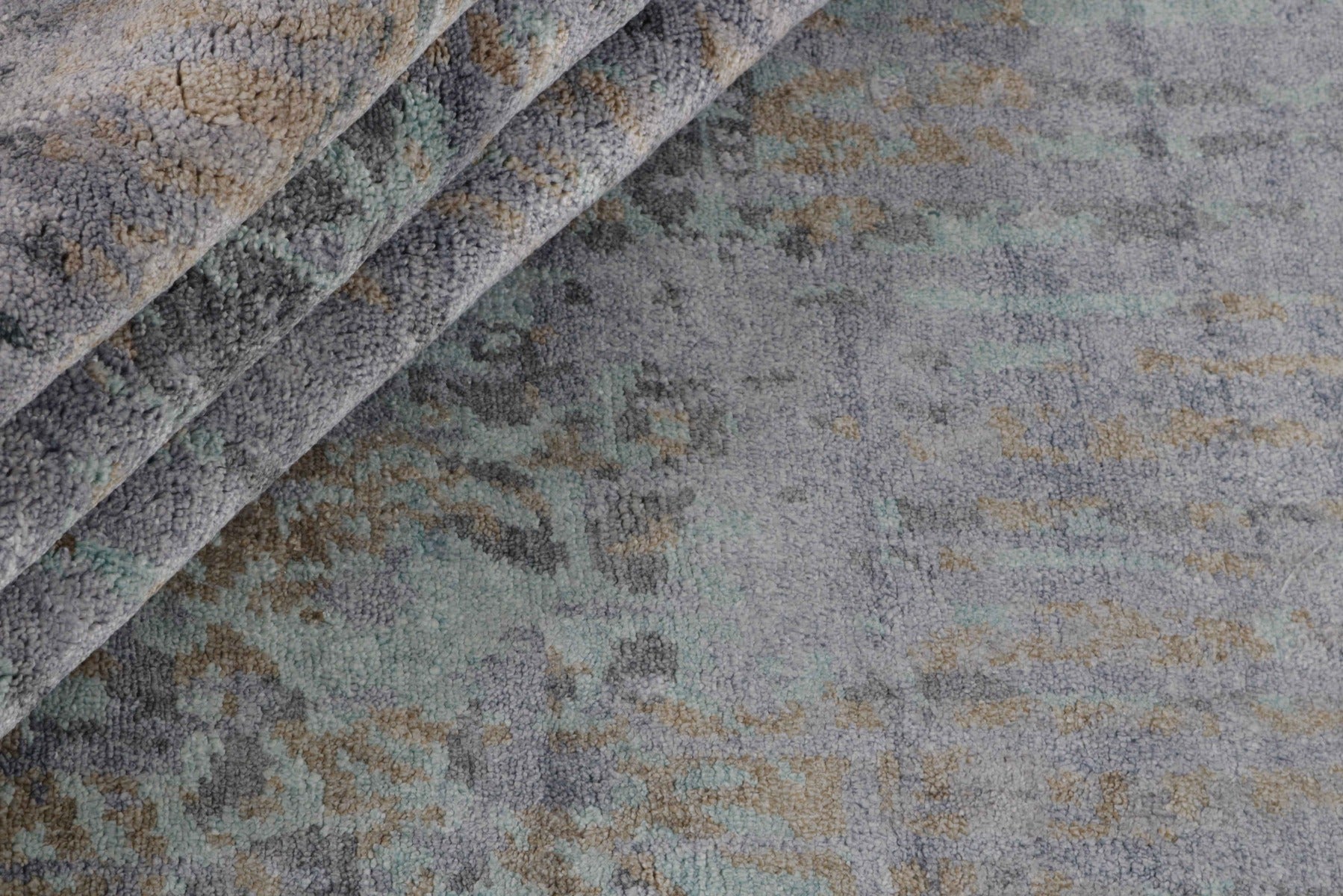 Area rug with abstract design in grey