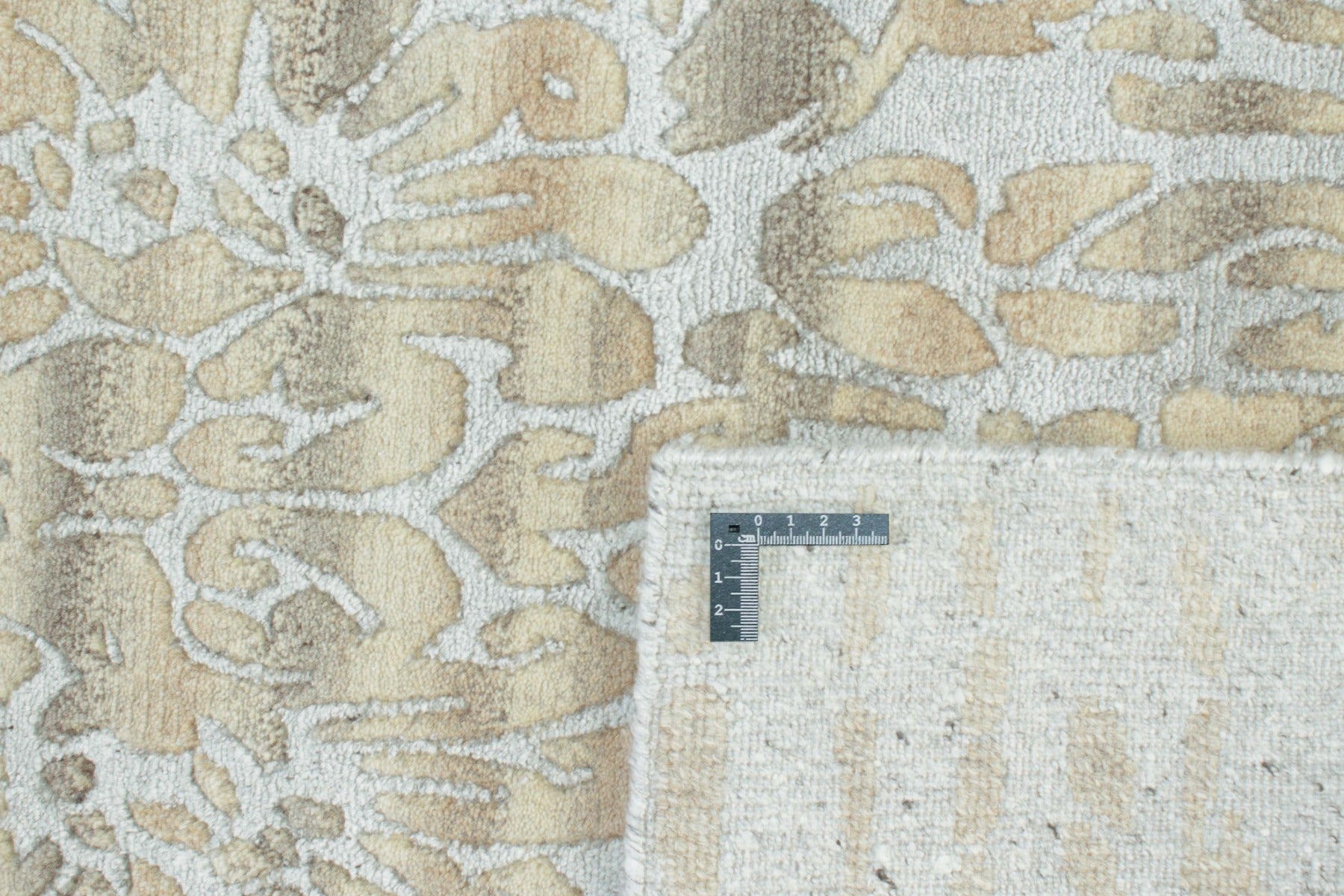 wool and viscose rug with abstract design in beige and grey