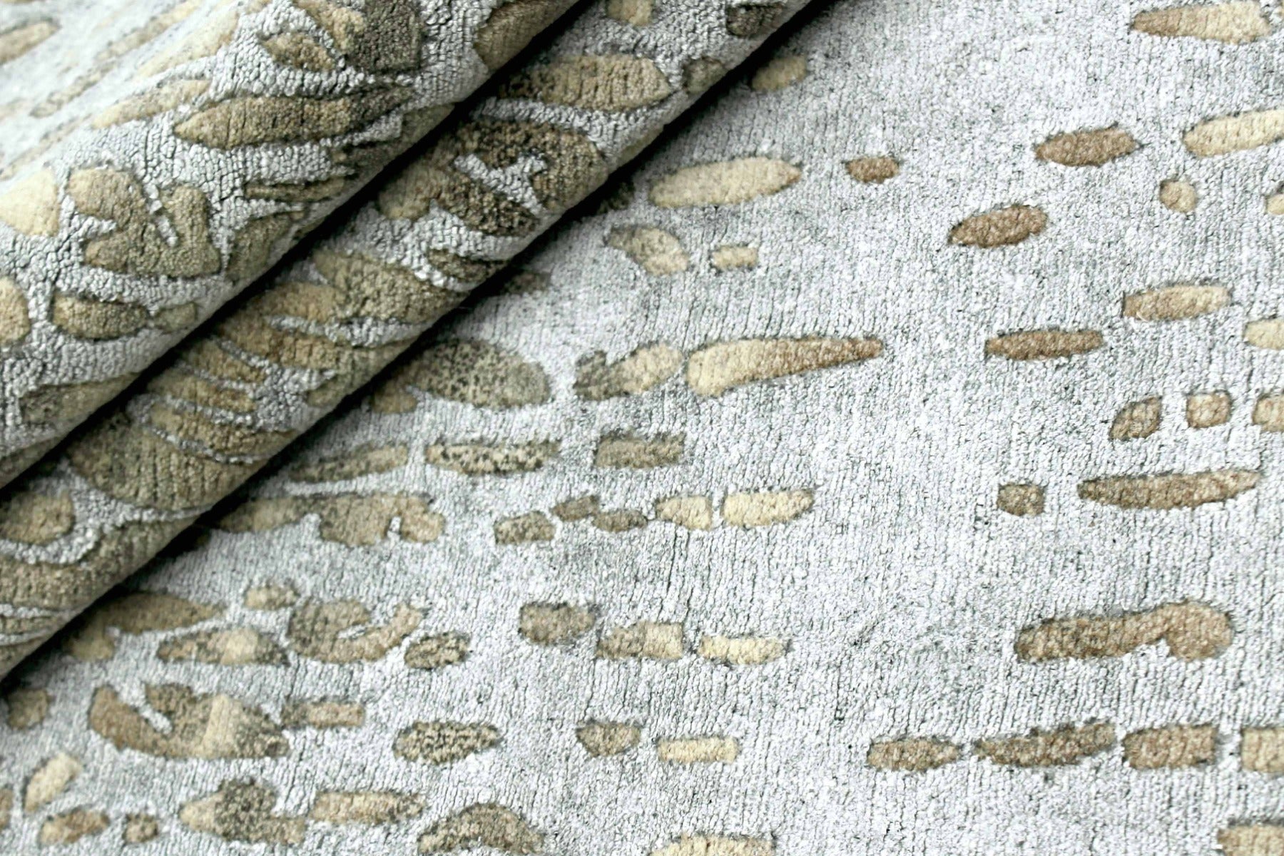 wool and viscose rug with abstract design in beige and grey