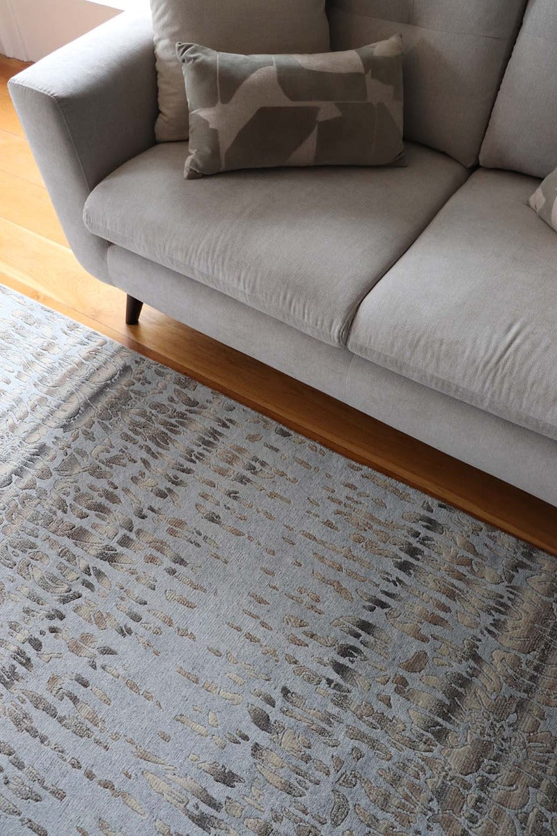 wool and viscose rug with abstract design in beige and grey
