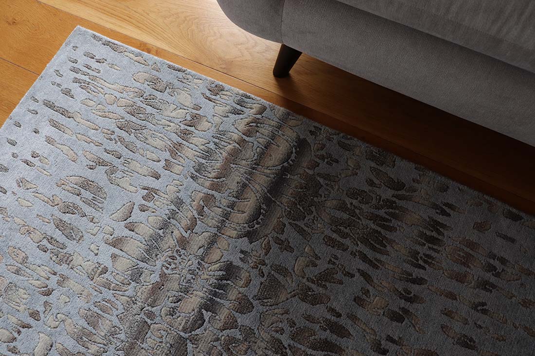wool and viscose rug with abstract design in beige and grey