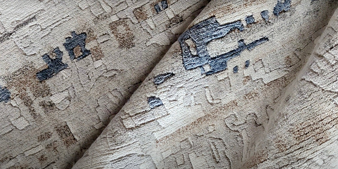 Area rug with abstract design in grey and beige