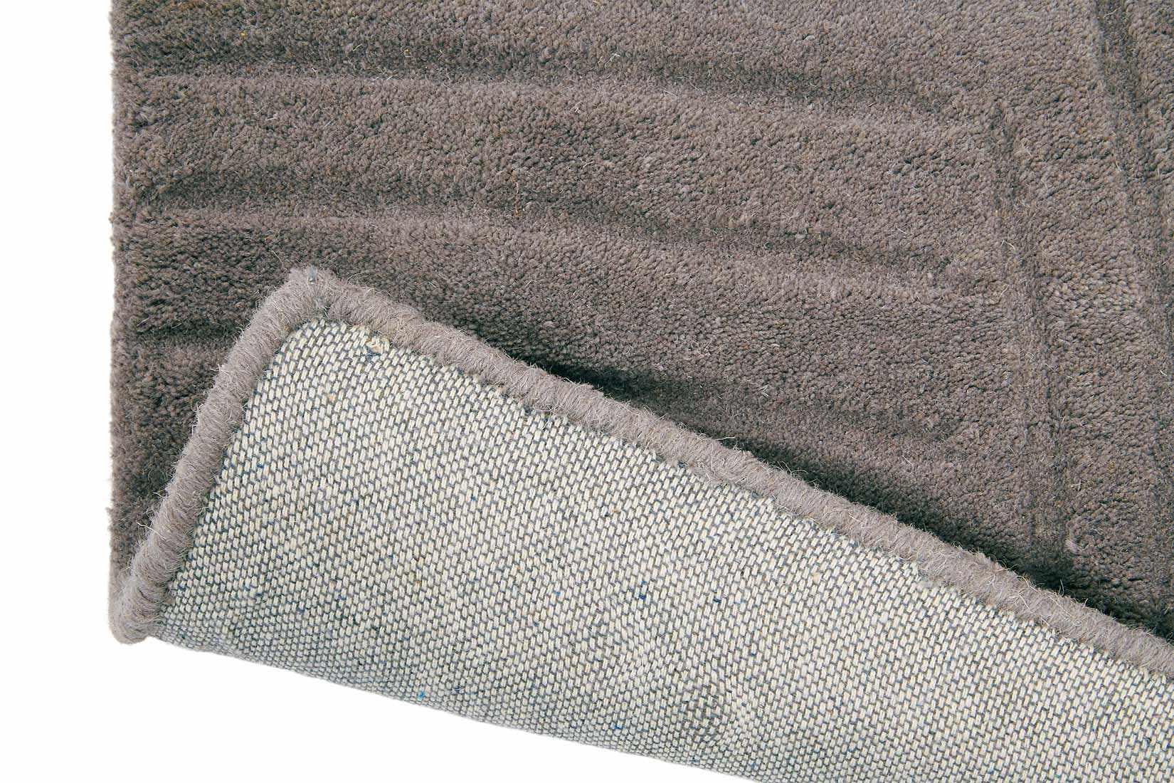 Rectangular grey rug with engraved leaf pattern