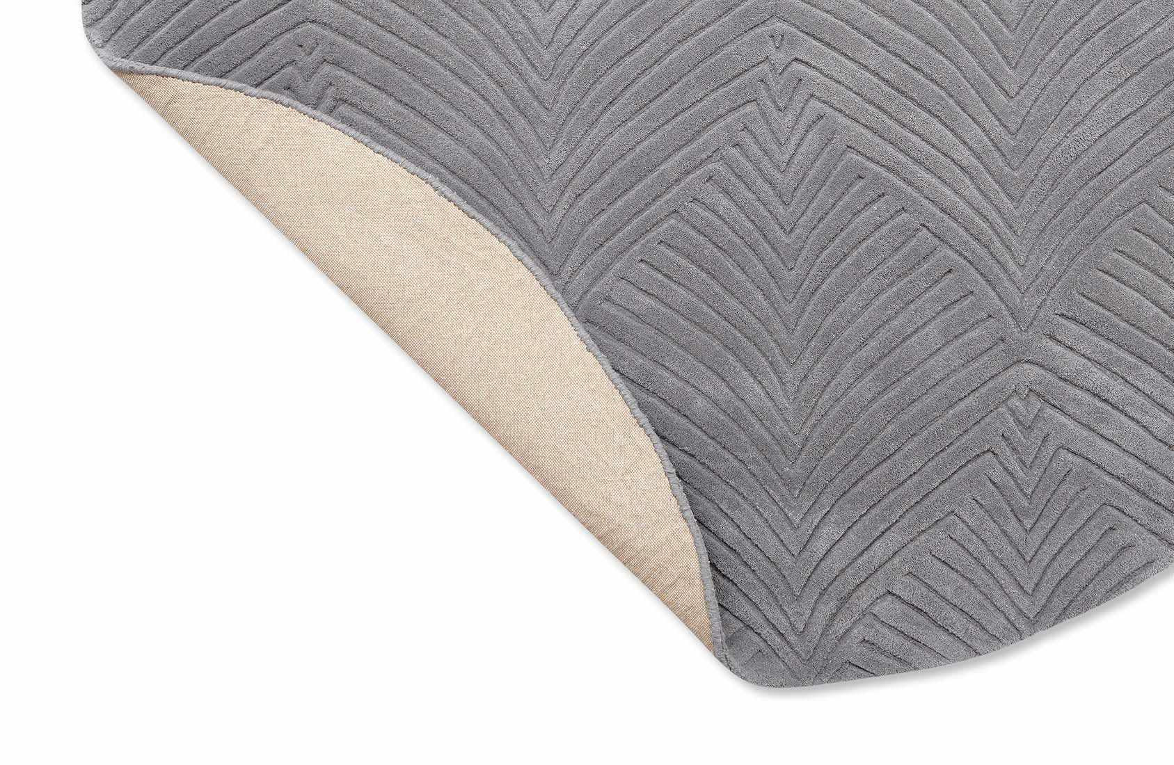 Circular grey rug with engraved leaf pattern