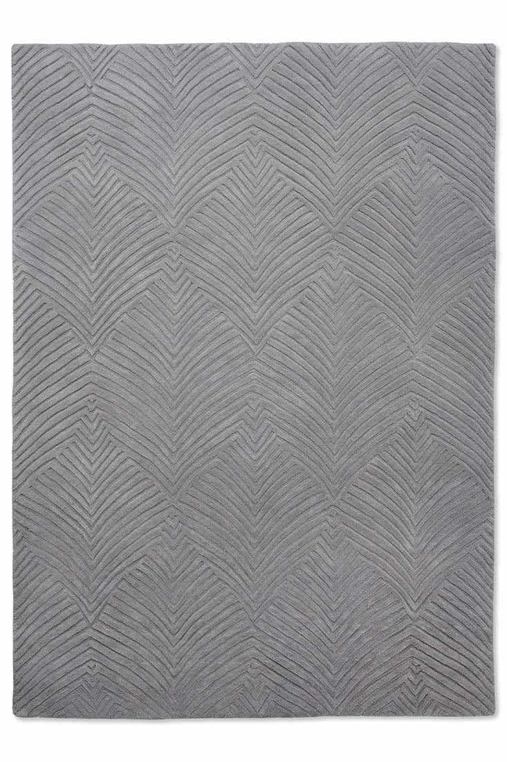 Rectangular grey rug with engraved leaf pattern