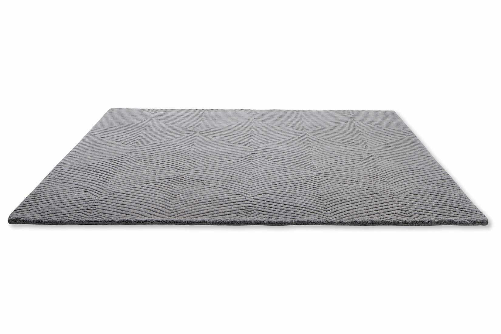 Rectangular grey rug with engraved leaf pattern