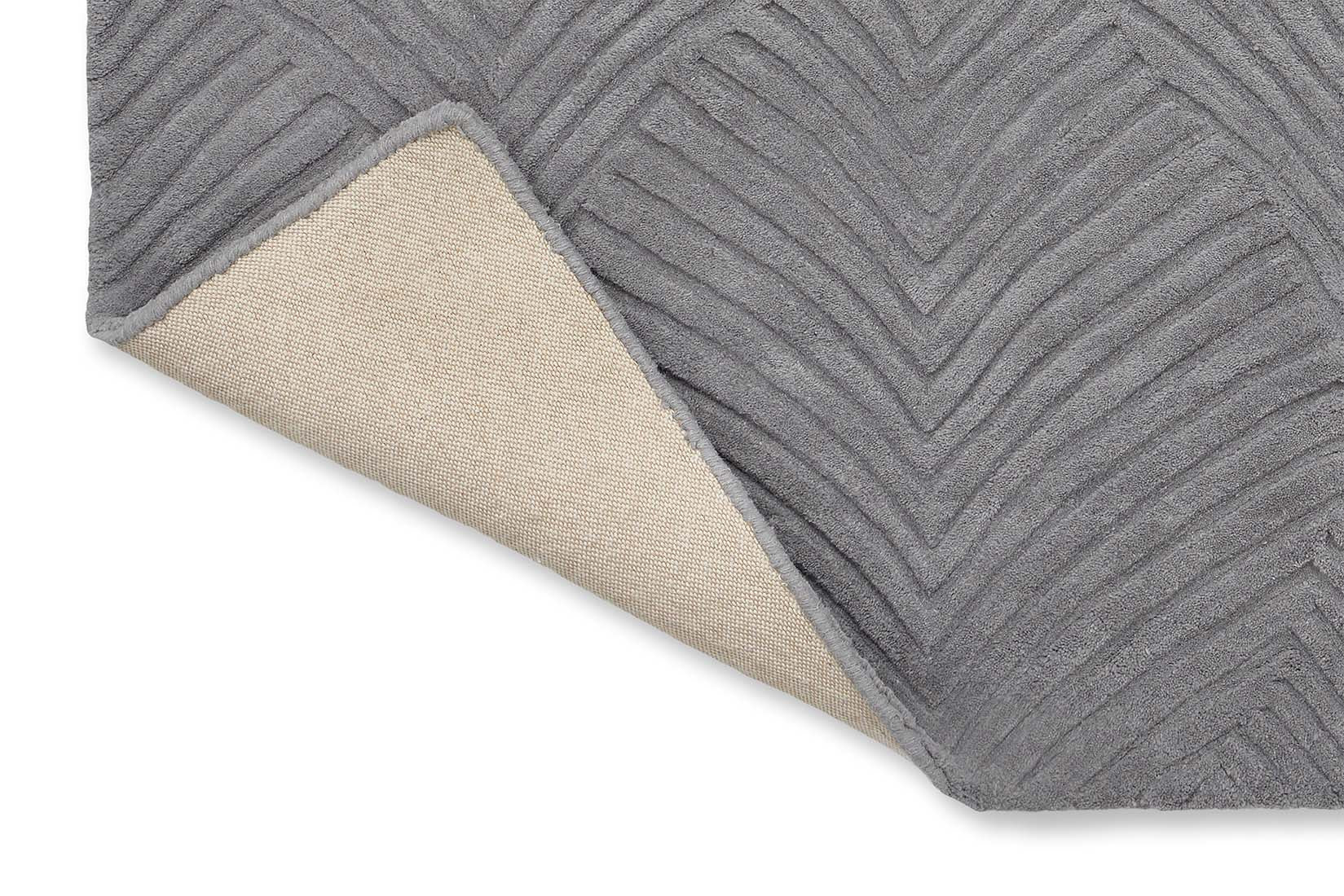Rectangular grey rug with engraved leaf pattern