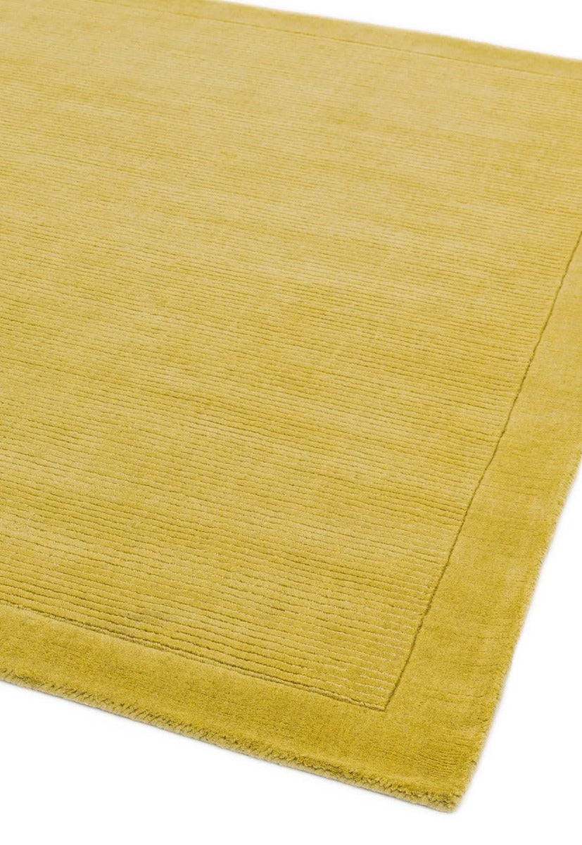 Plain yellow york runner