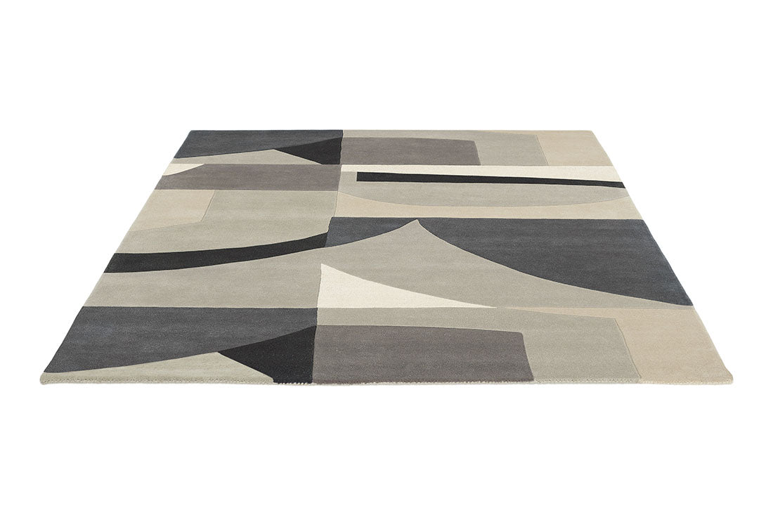 Harlequin rug with a grey abstract-geometric pattern