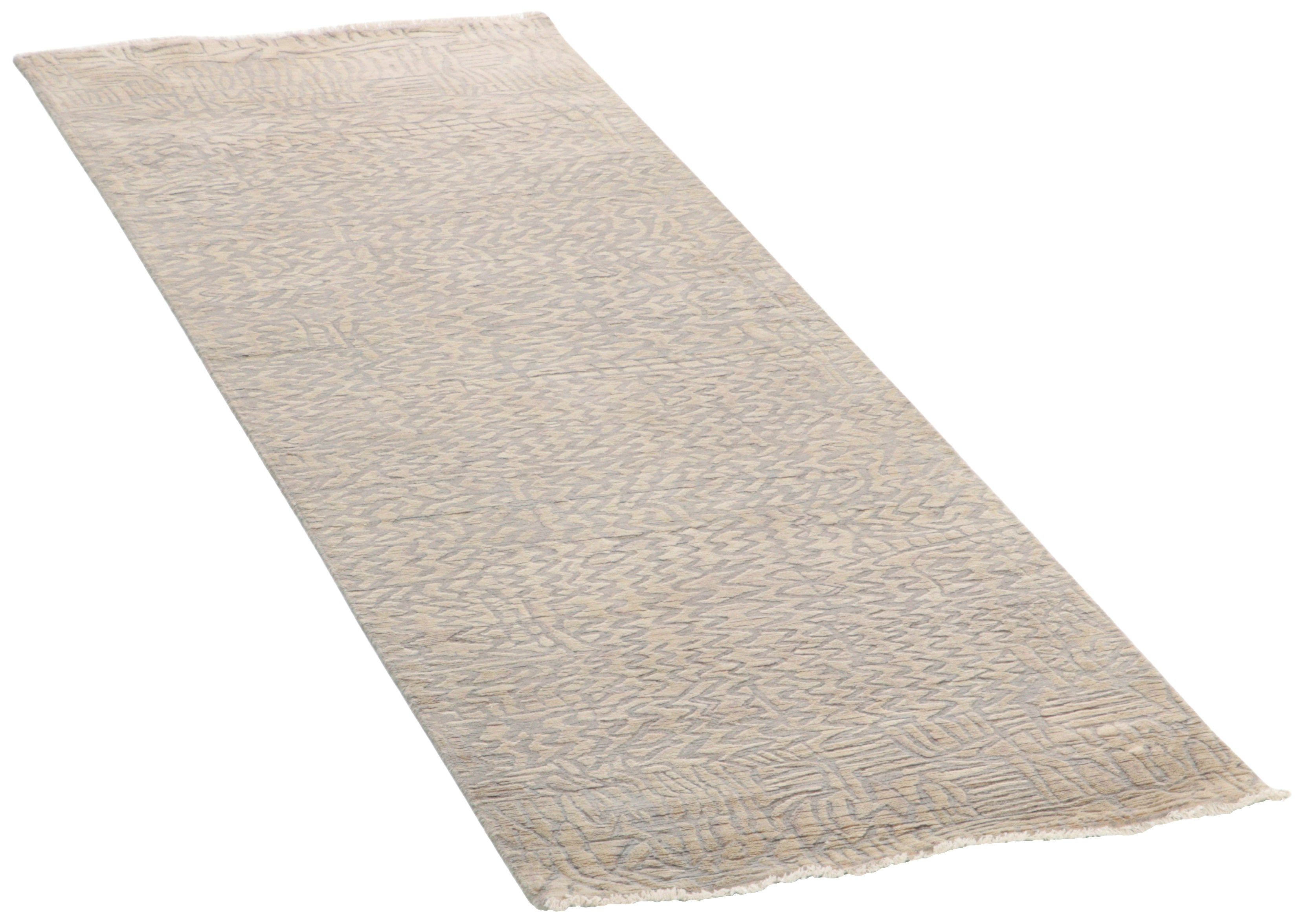 Beige runner  with a damask pattern