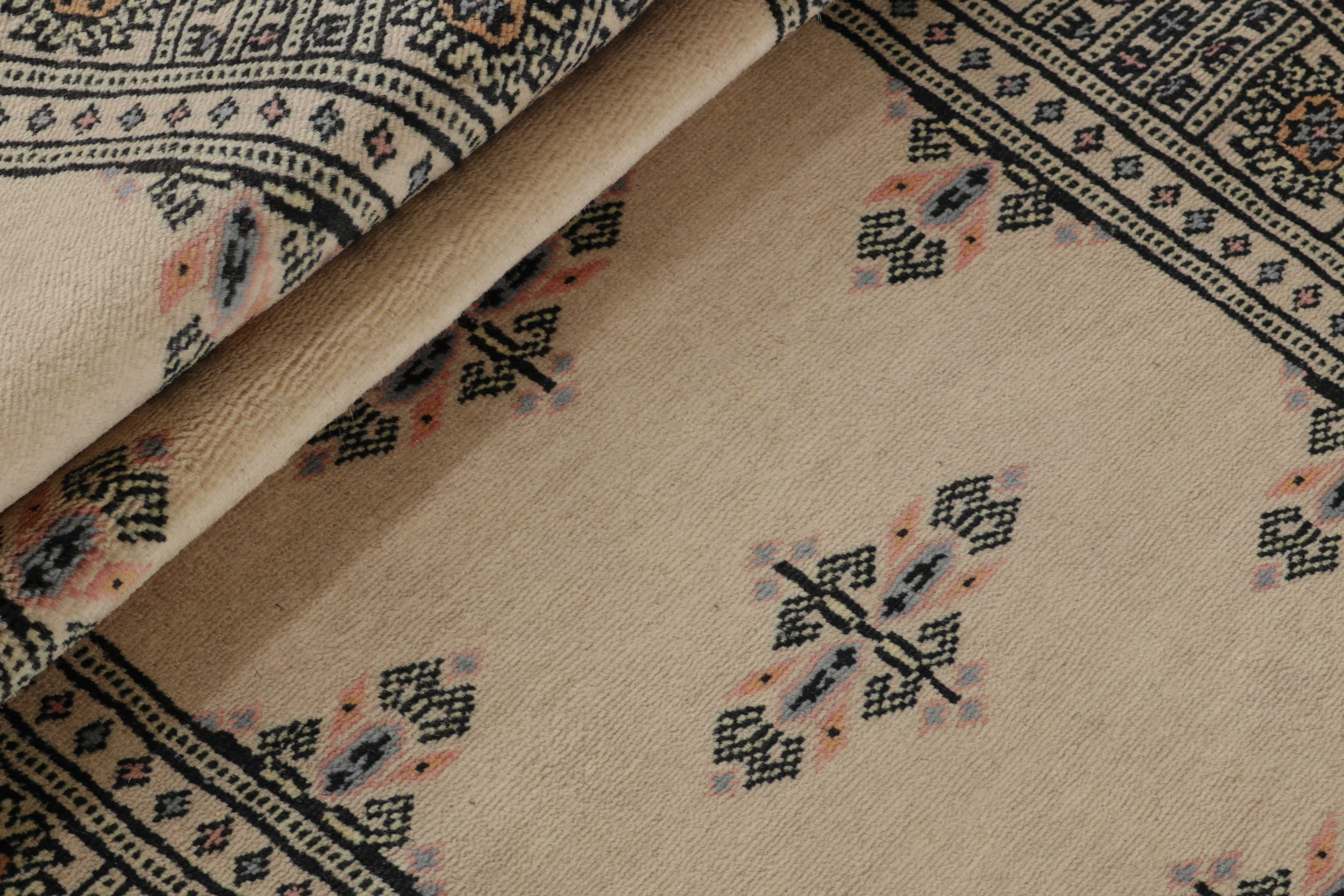 Oriental runner with all-over akrep pattern in beige