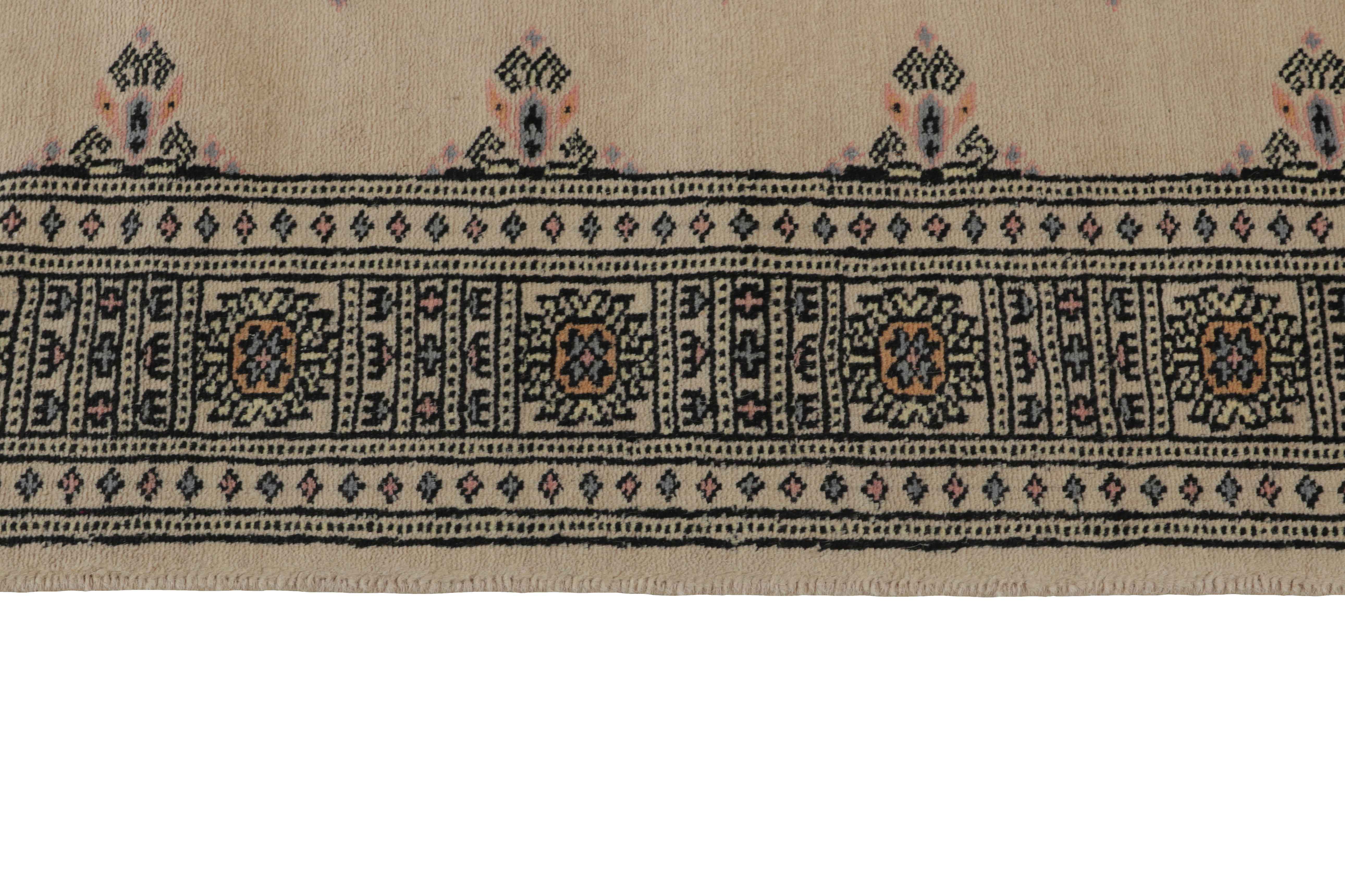 Oriental runner with all-over akrep pattern in beige