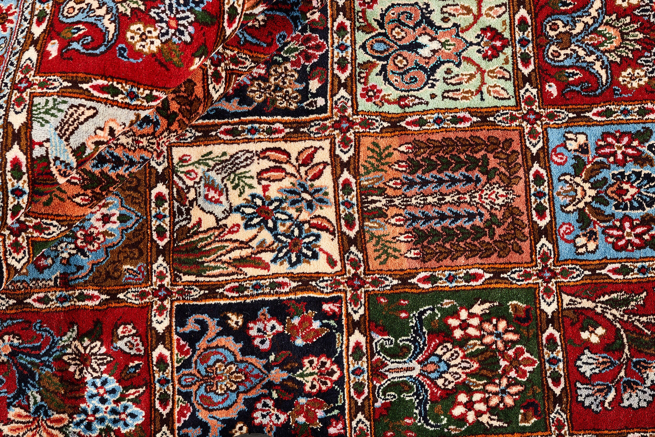 Traditional multicolour bordered rug