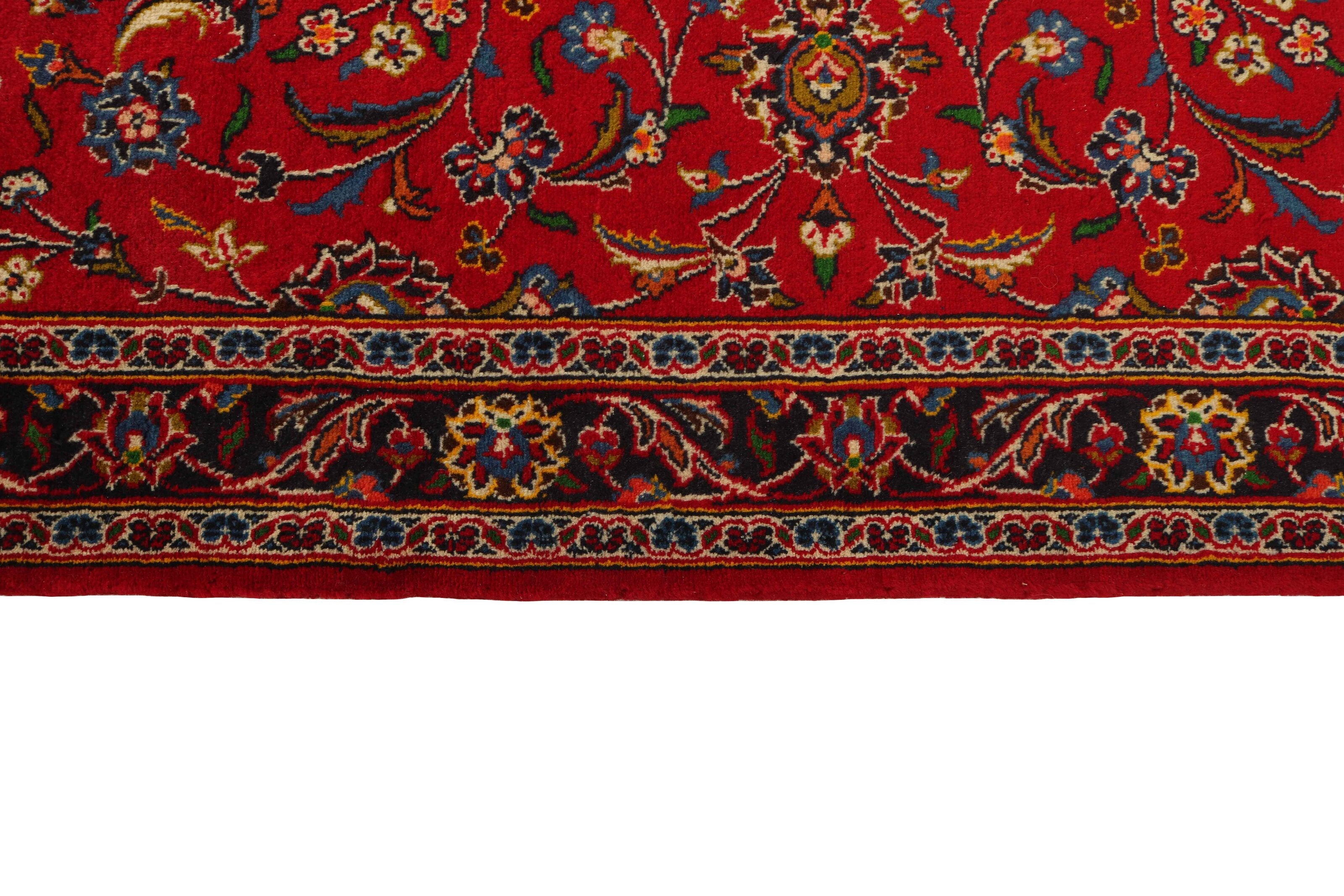 Traditional bordered Keshan rug with red background