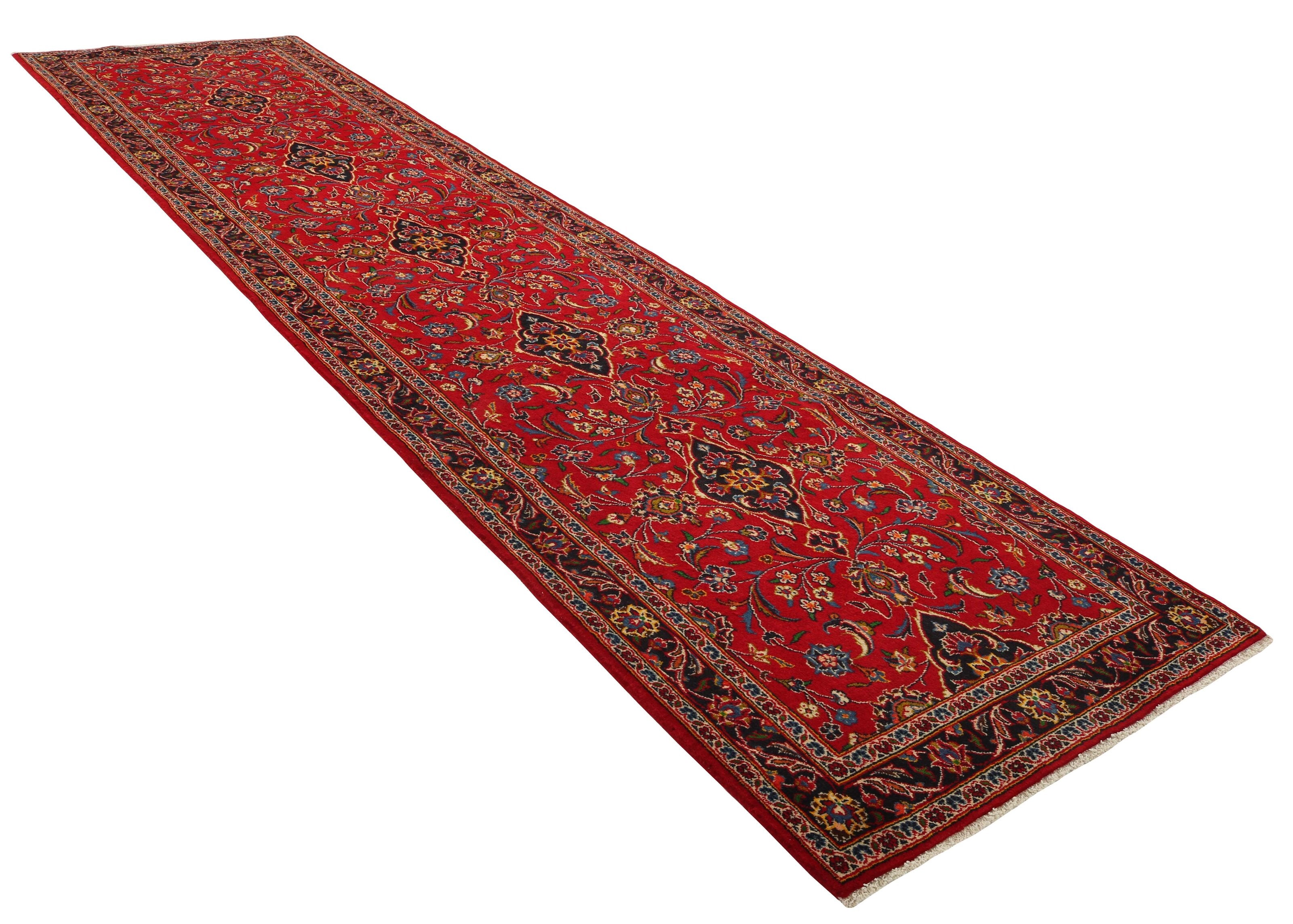 Traditional bordered Keshan rug with red background