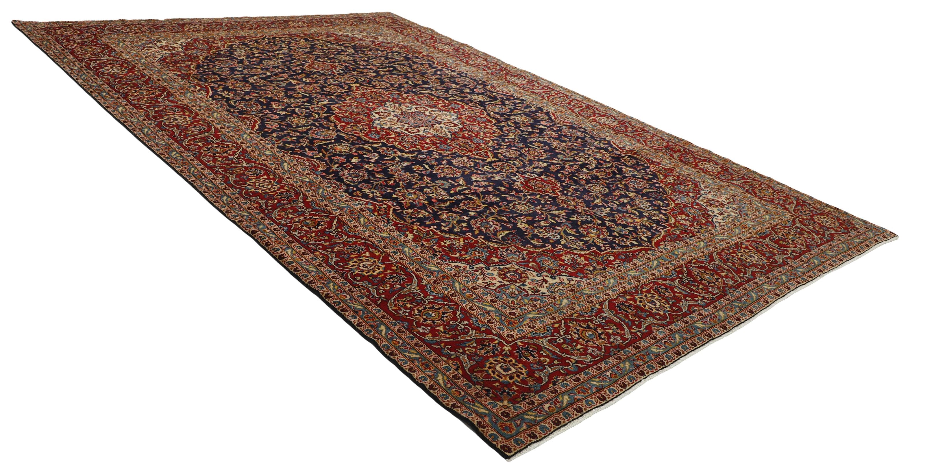 Traditional bordered Keshan rug with red background