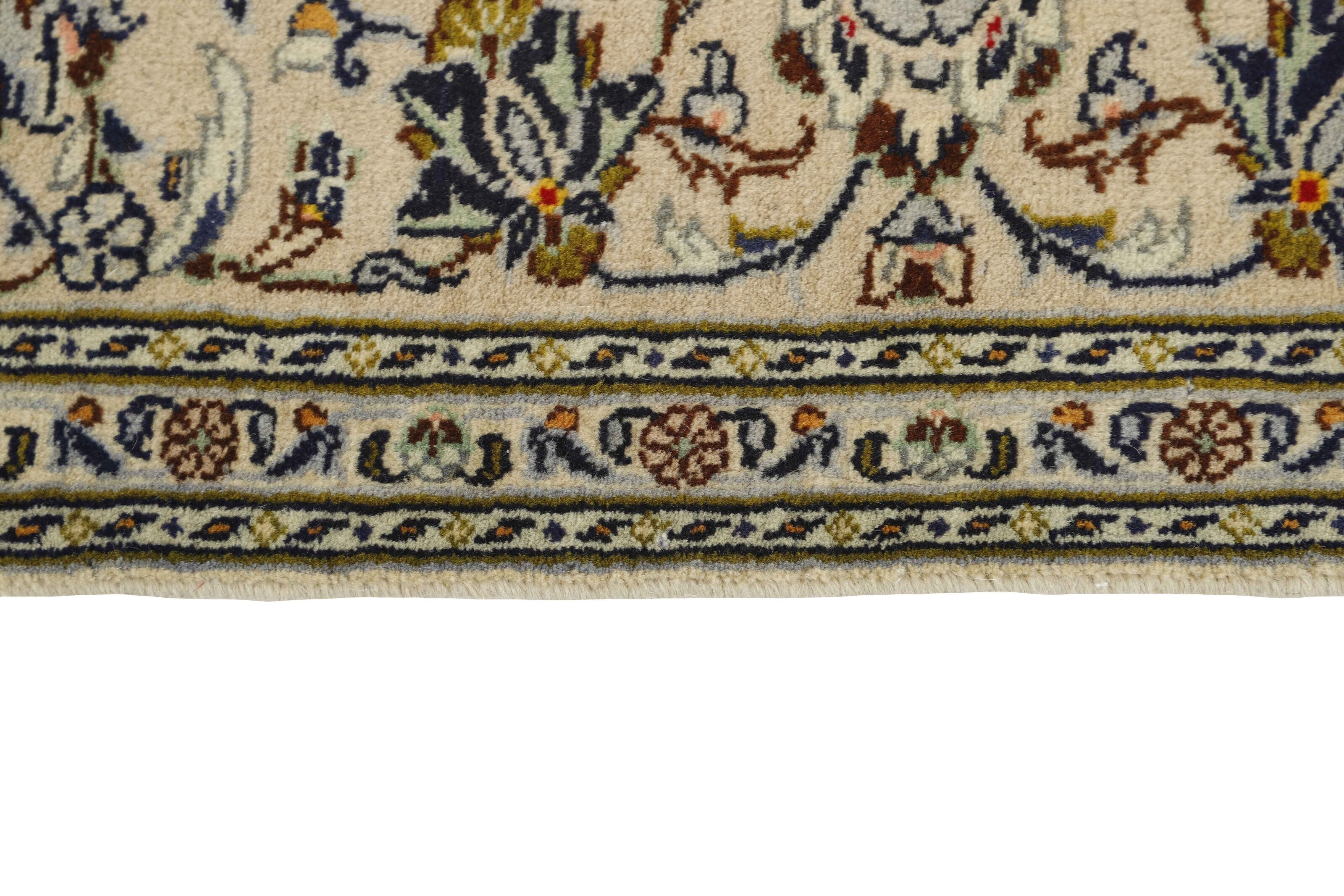 Traditional bordered Keshan rug with cream background